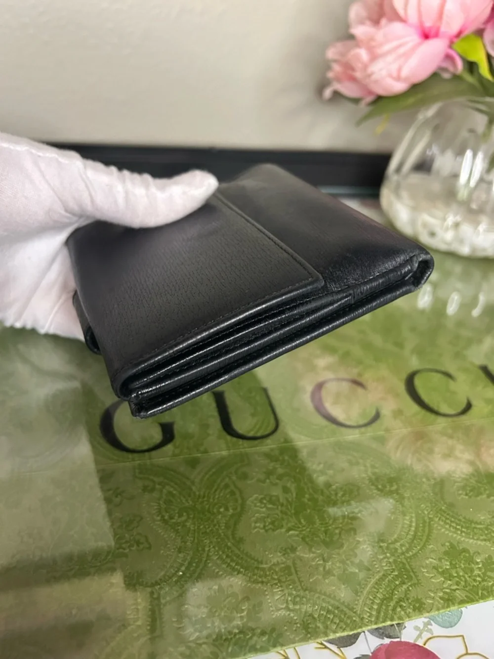 Gucci Black Leather Compact Wallet with Interlocking GG Clasp - Picture 5 of 13